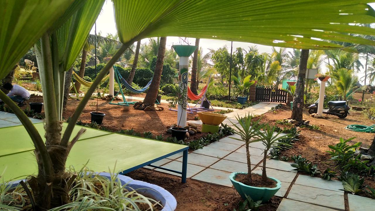 The Yuppi Hippi Hideout Hotel Anjuna Bagian luar foto